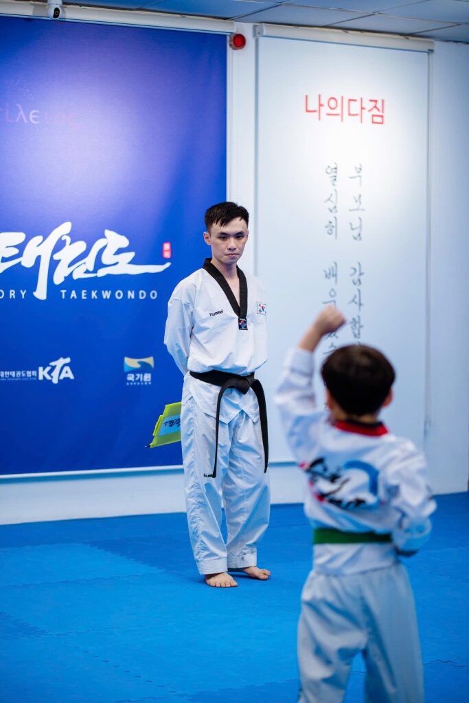 Huấn luyện viên Nguyễn Xuân Diệu trực tiếp đứng lớp dạy võ Taekwondo cho học sinh Hàn Quốc